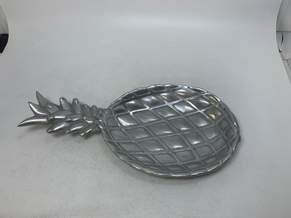 WILTON ARMETALE TEXTURED METAL PINEAPPLE TRAY.