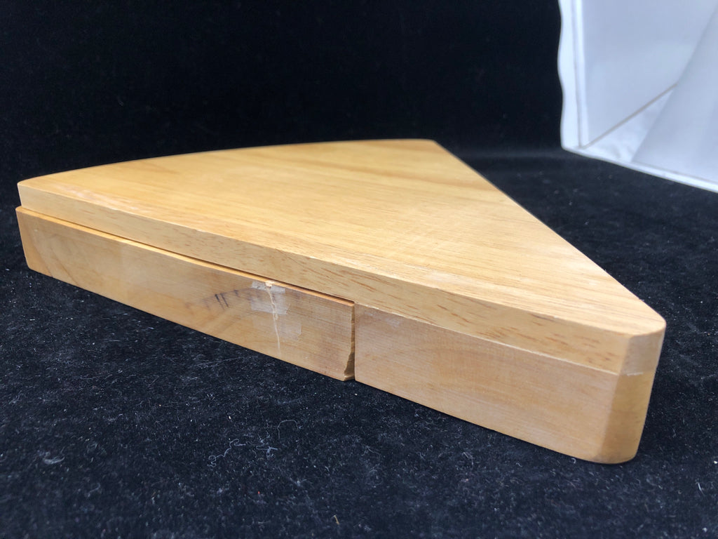 WOOD TRIANGLE CHEESE BOARD W/ 3 SPREADING UTENSILS.