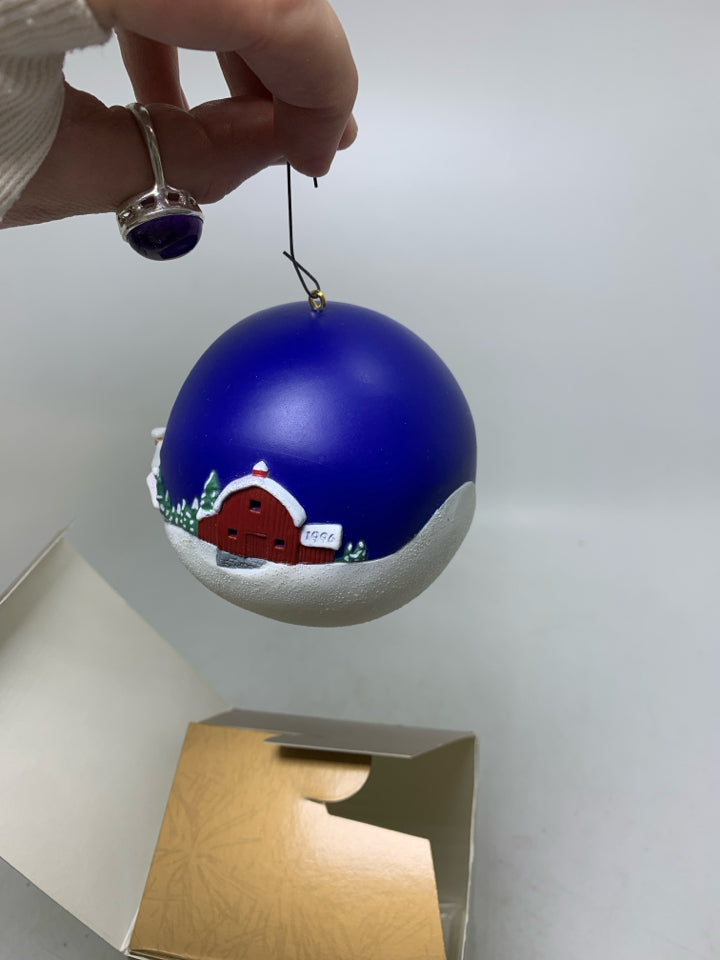 IN BOX VTG HALLMARK OVE THE ROOFTOPS LIGHT ORNAMENT.