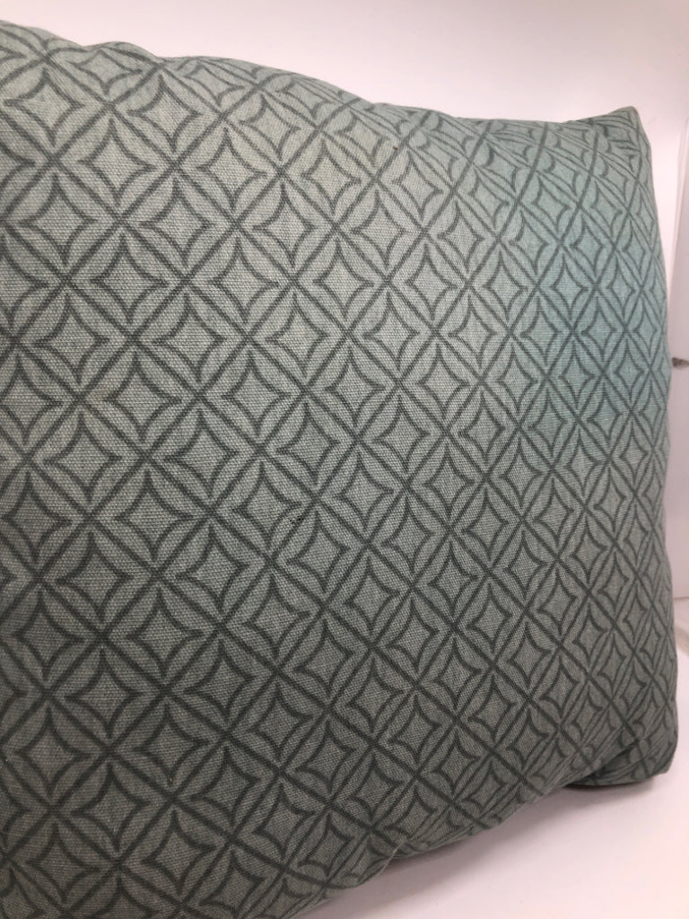 BLUE DIAMOND PATTERN OUTDOOR THROW PILLOW.