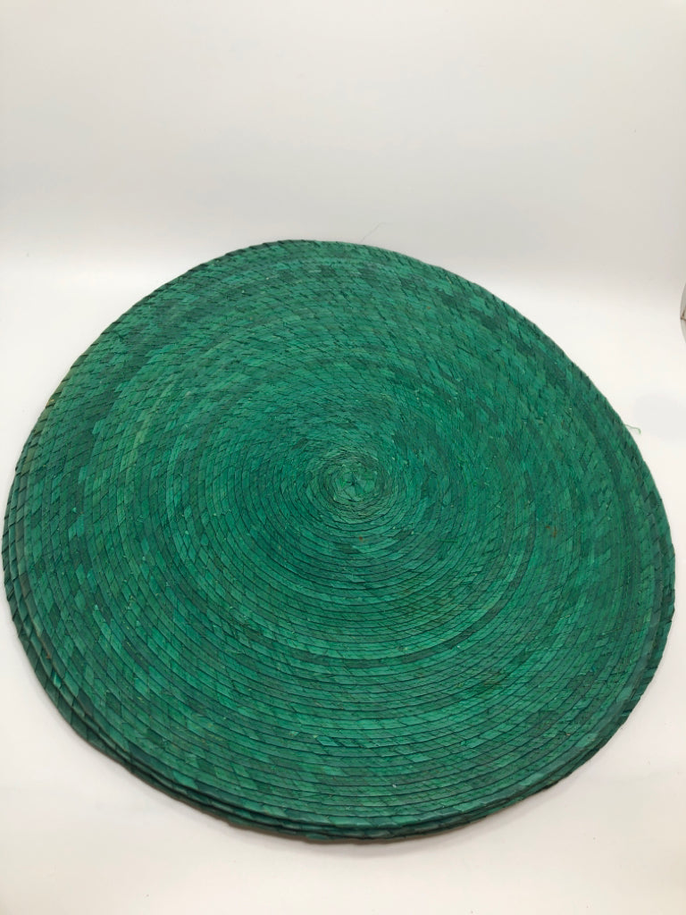 6 GREEN WOVEN ROUND PLACEMATS.