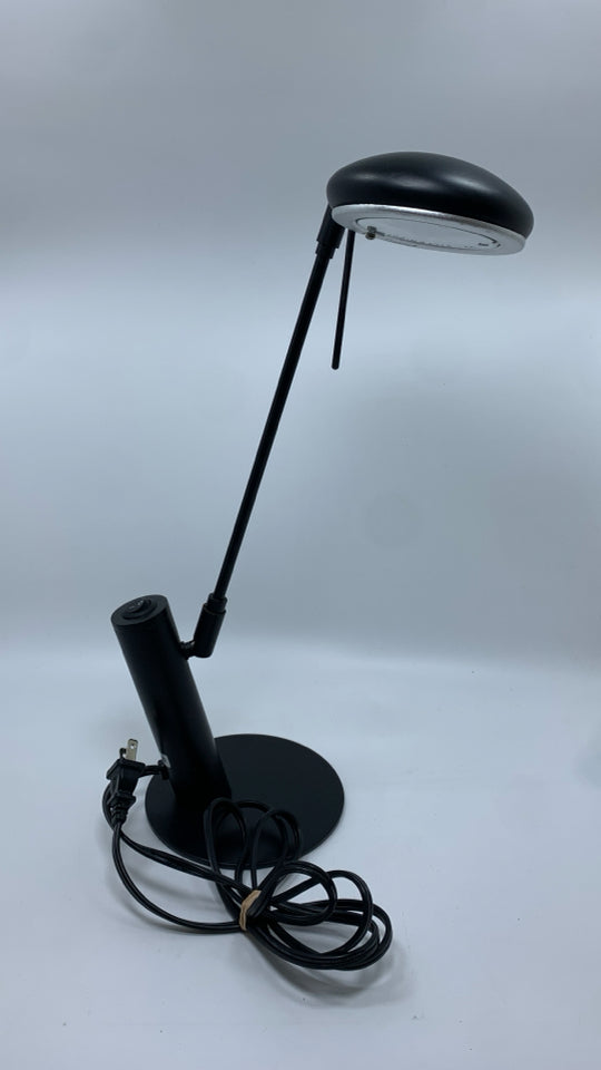 BLACK METAL LED DESK LAMP.