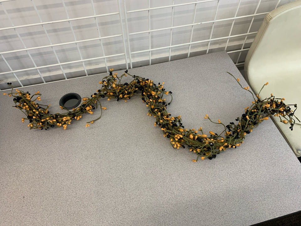 BLUE/YELLOW PIP BERRIES GARLAND.