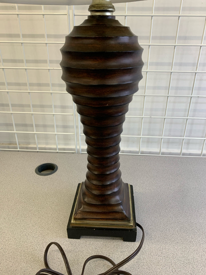 BROWN RIBBED BASE LAMP W/CREAM SHADE.