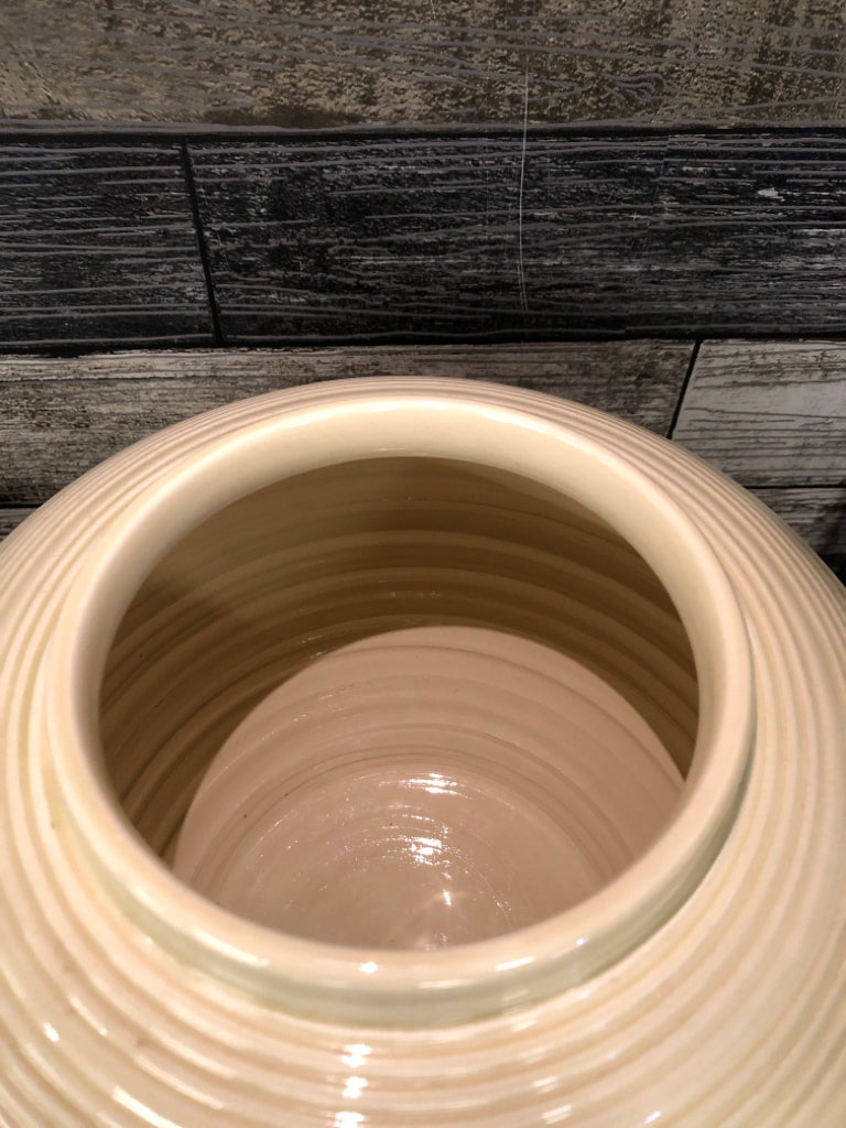 LG COVERED CERAMIC JAR.