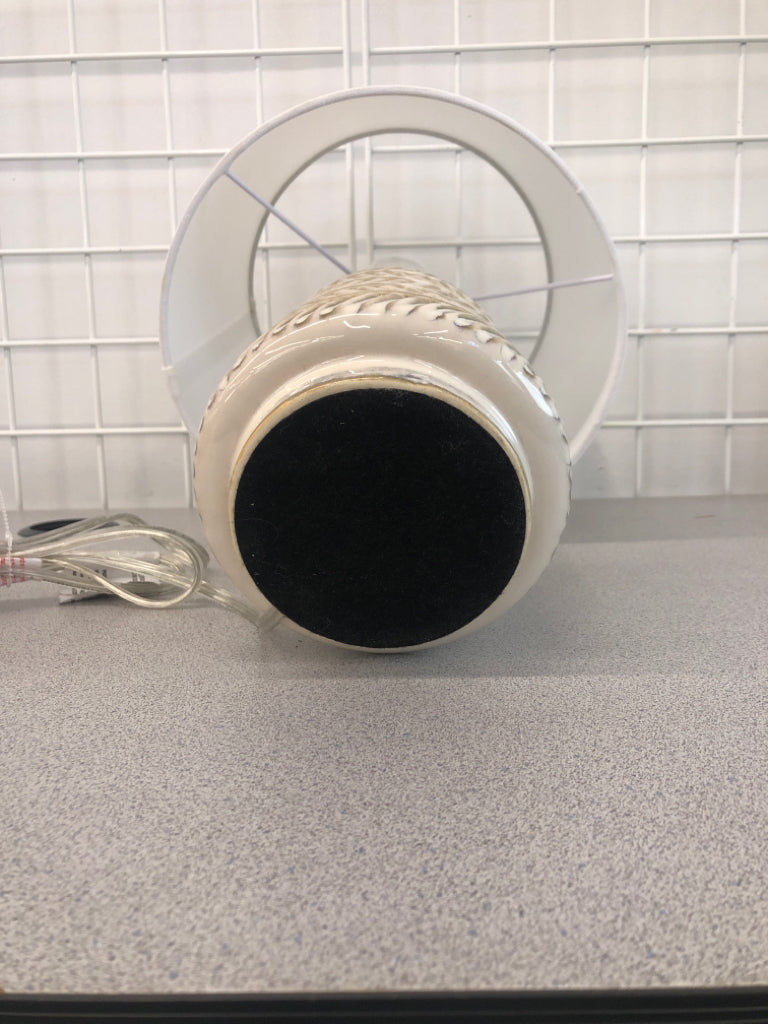 SM TEXTURED WHITE GLAZED LAMP.