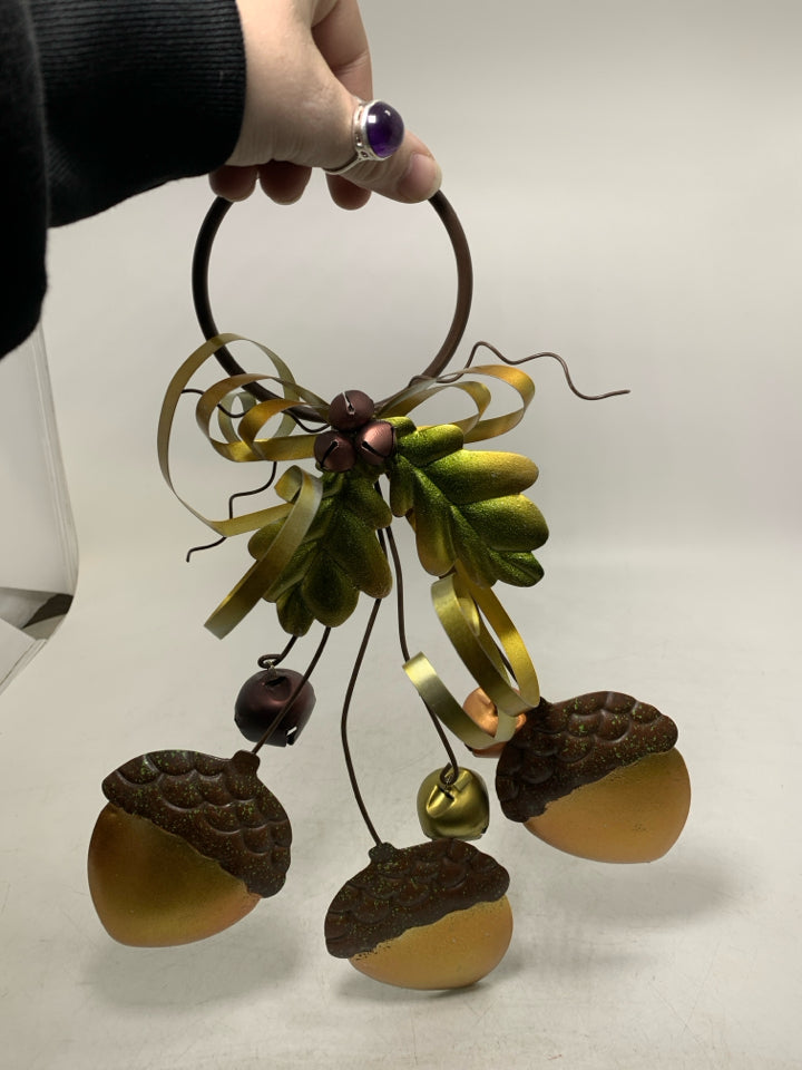 METAL 3 ACORNS W/ BELLS/BOW WALL HANGING.