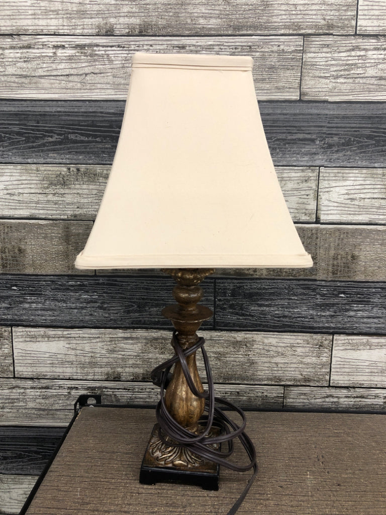 SM BRASS PAINTED TABLE LAMP W/CREAM SHADE.