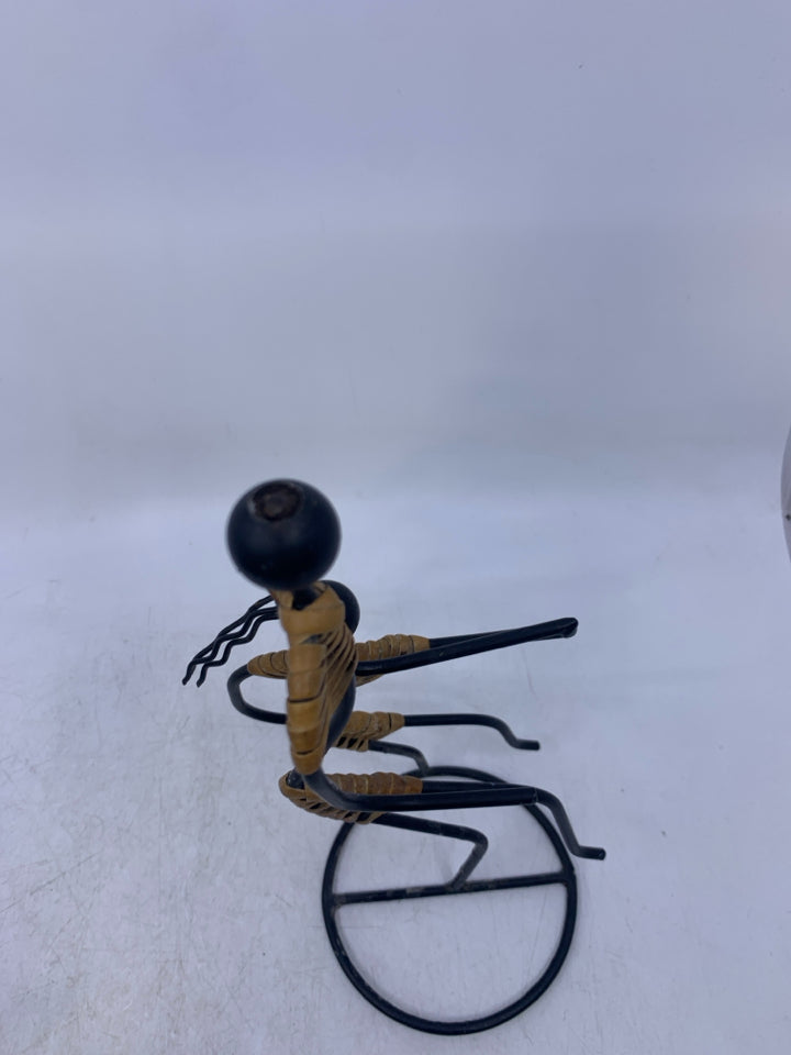 BLACK METAL 2 PEOPLE HOLDING HANDS W/ 1 LEG UP FOLK ART.