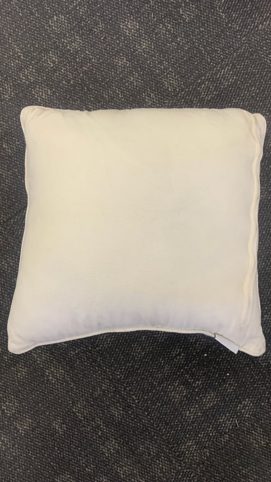 CREAM PILLOW BRAIDED GLITTER DESIGN.