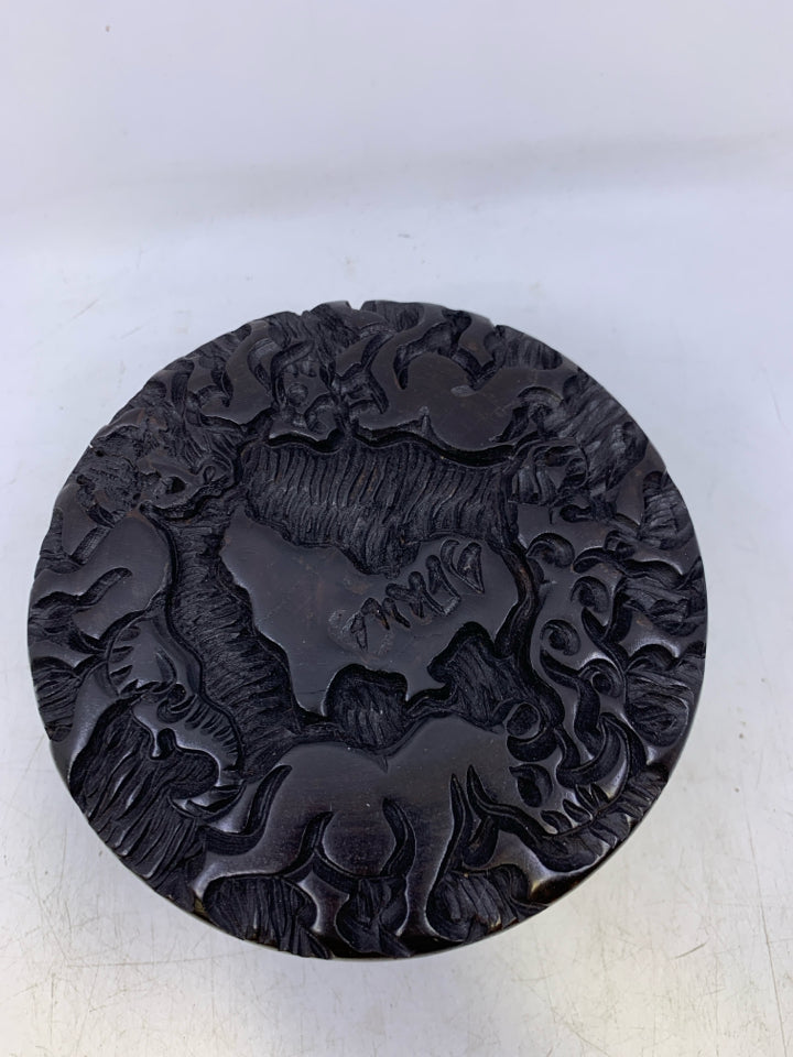 6 CARVED ANIMALS WOOD COASTERS IN HOLDER.