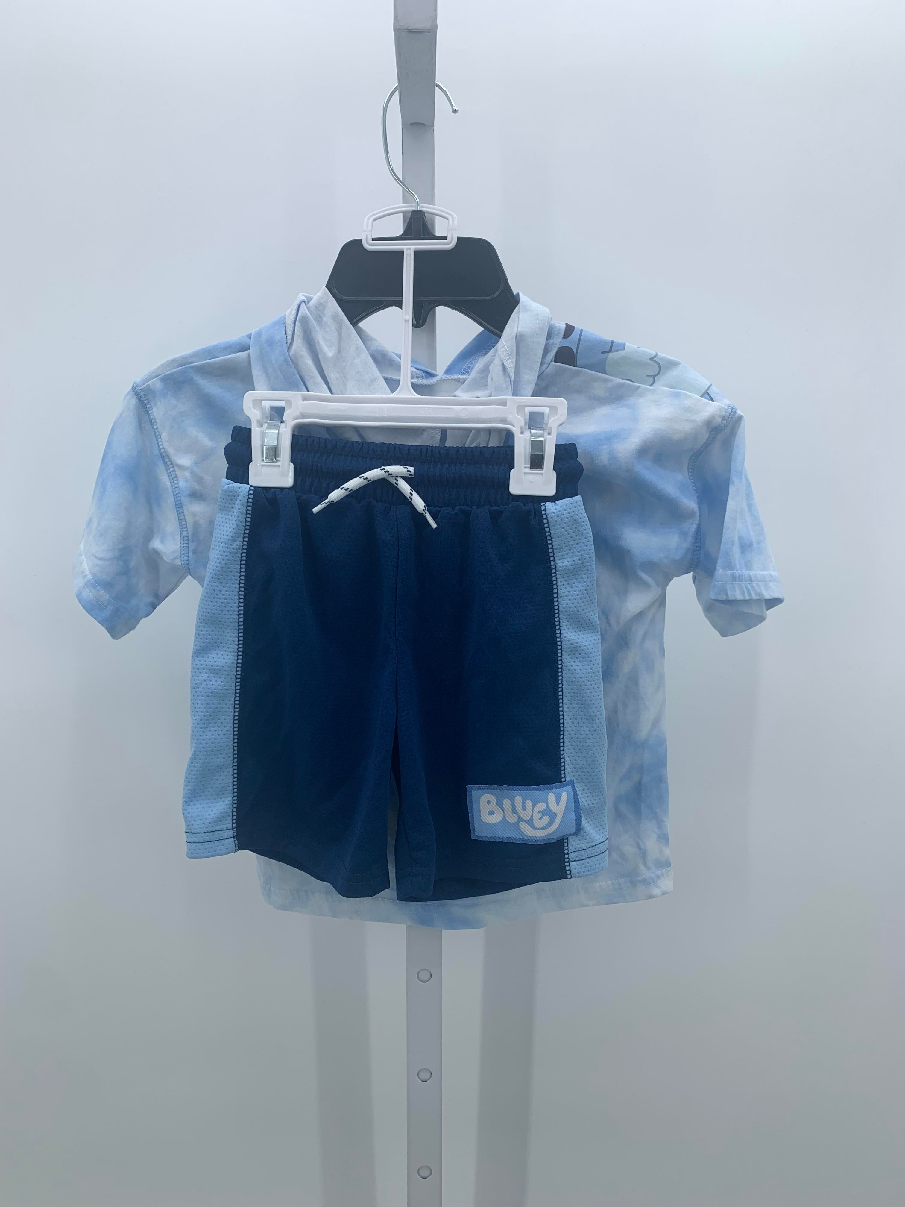 HOODED GRAPHIC SHIRT AND SHORTS.