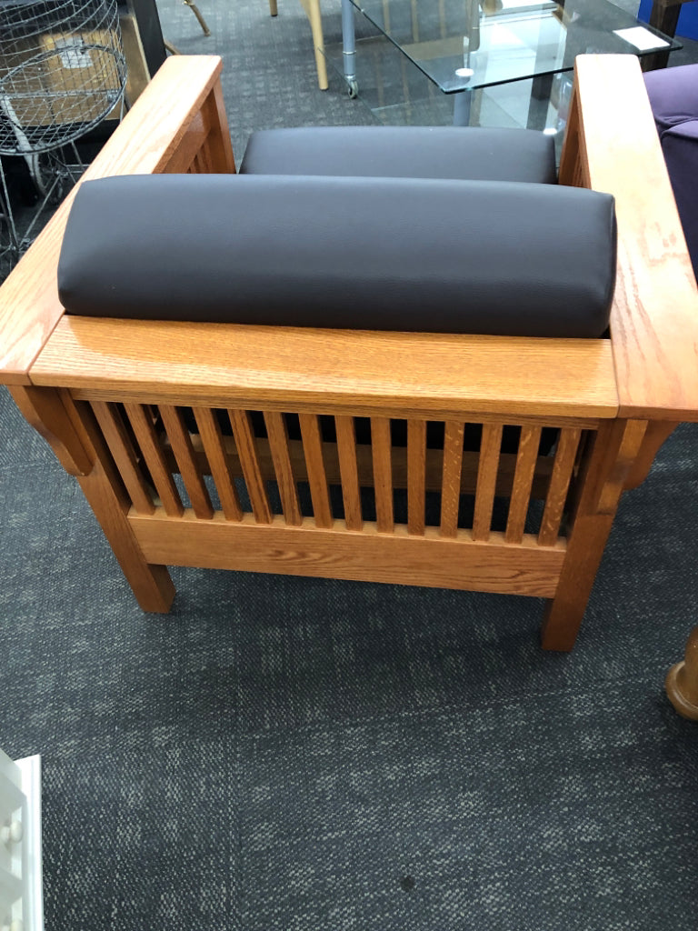 FAUX LEATHER ARMCHAIR W/OAK WOOD ARMS.