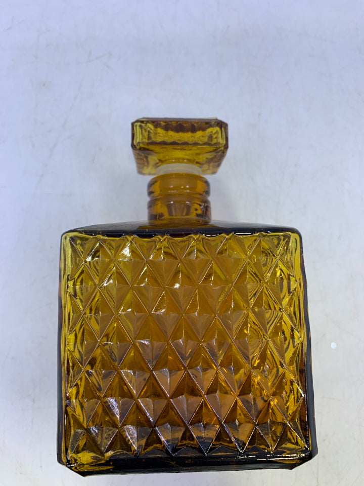 SMALL AMBER GLASS SQUARE DECANTER.