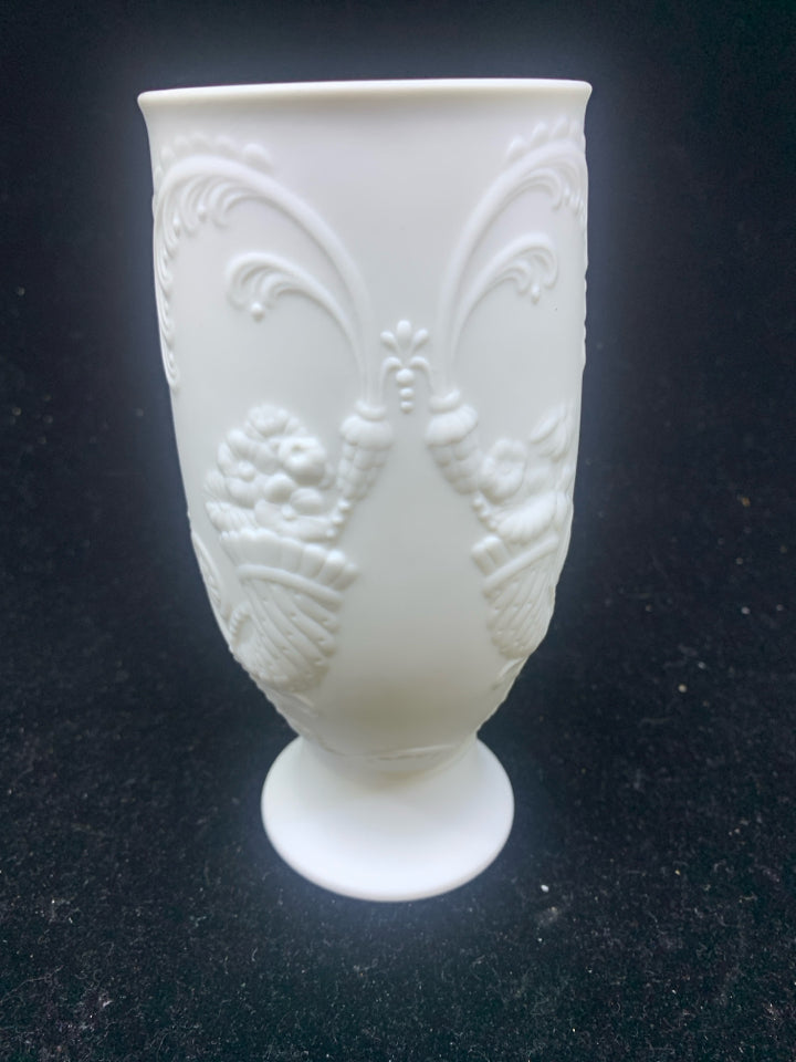 VTG WHITE MATTE SCROLL EMBOSSED VASE.