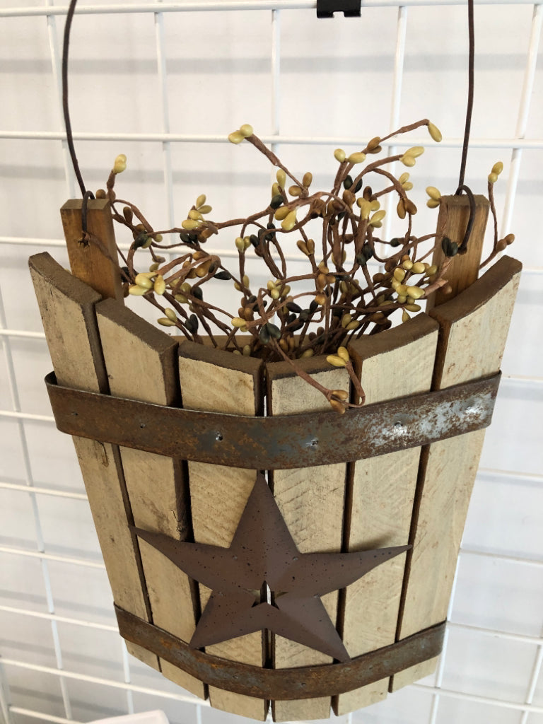 WOODEN STAR WALL-POCKET W/PIP.