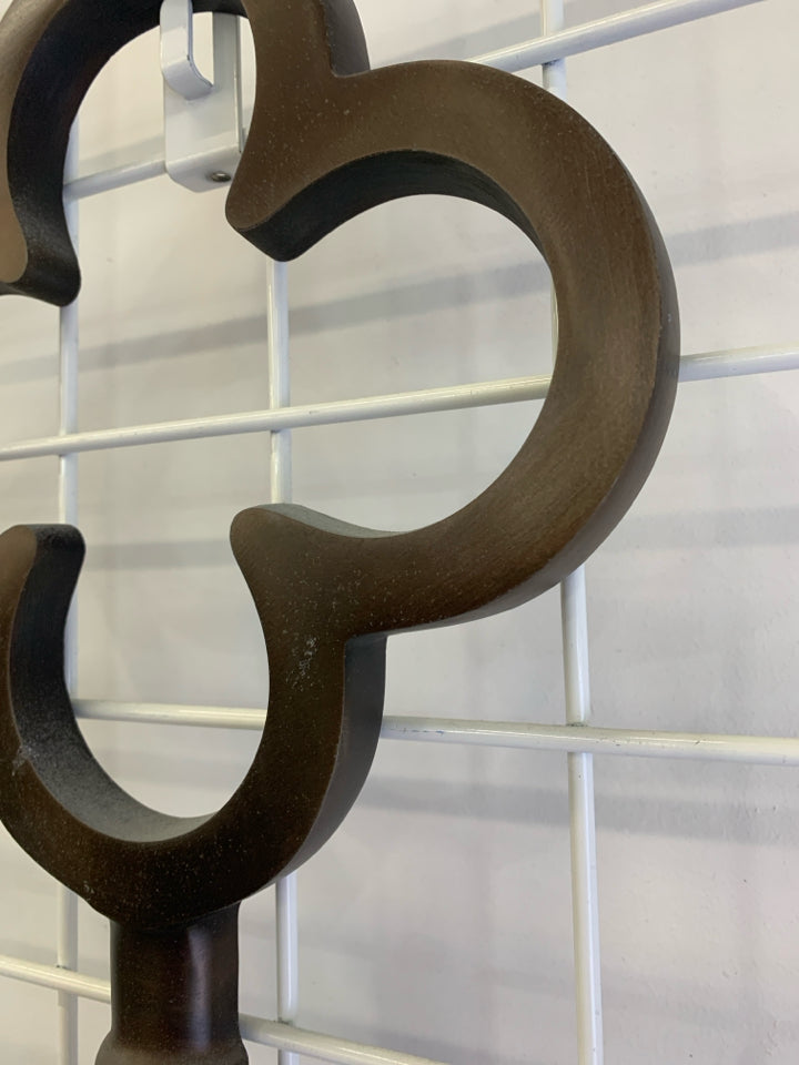 BRONZE KEY WALL DECOR.