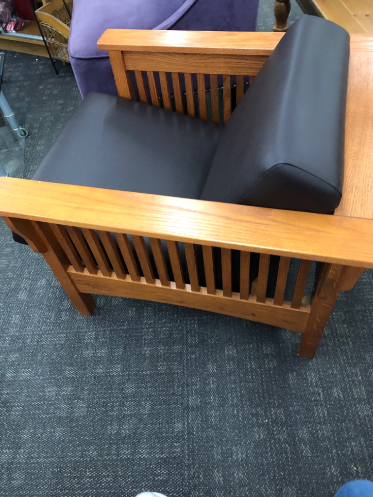 FAUX LEATHER ARMCHAIR W/OAK WOOD ARMS.