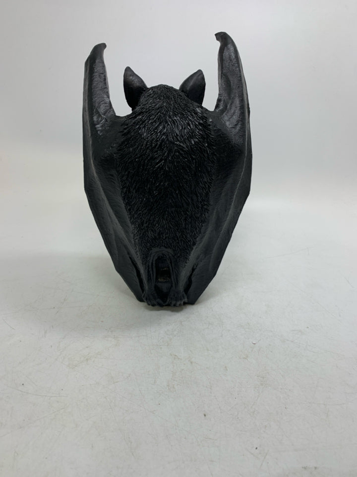ASHLAND RESIN BAT/SKULL SCULPTURE.