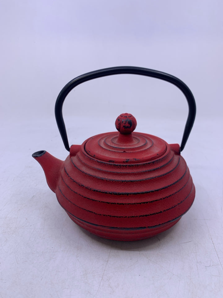 METAL RED RIBBED SHORT TEAPOT W/ INFUSER SCREEN.