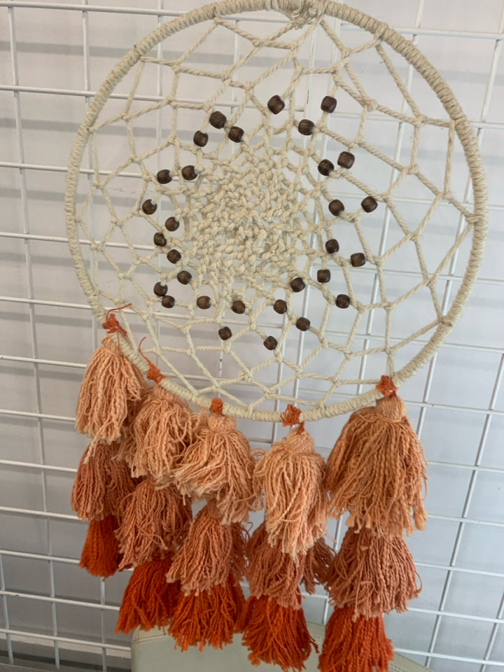 MACRAME DREAM CATCHER W/PEACH TASSELS.