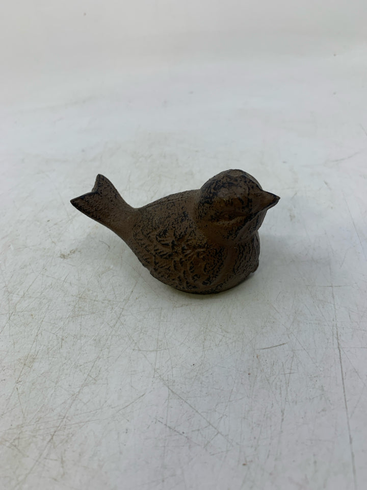 MINI BROWN DISTRESSED METAL BIRD.