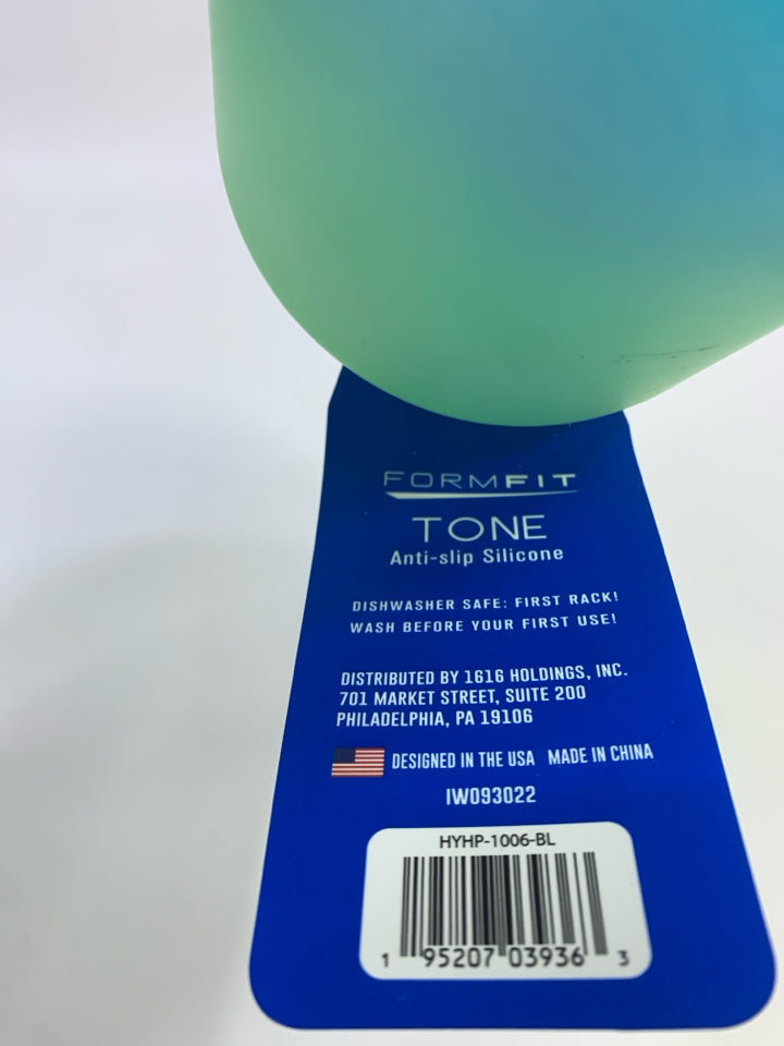 NWT FORMFIT TONE PLASTIC WATER BOTTLE.