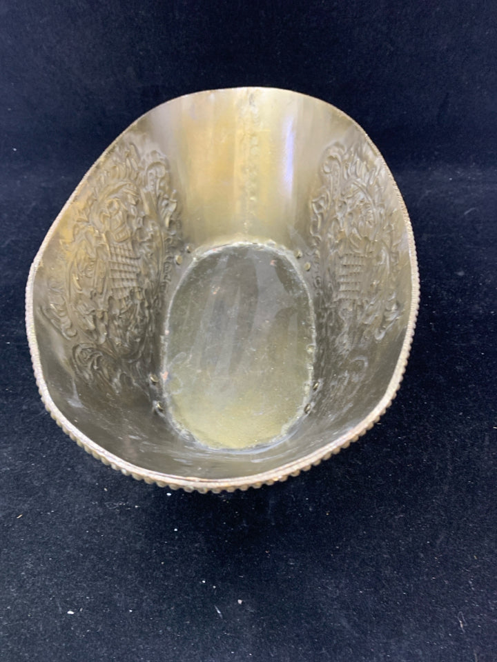 METAL BATHTUB PLANTER.