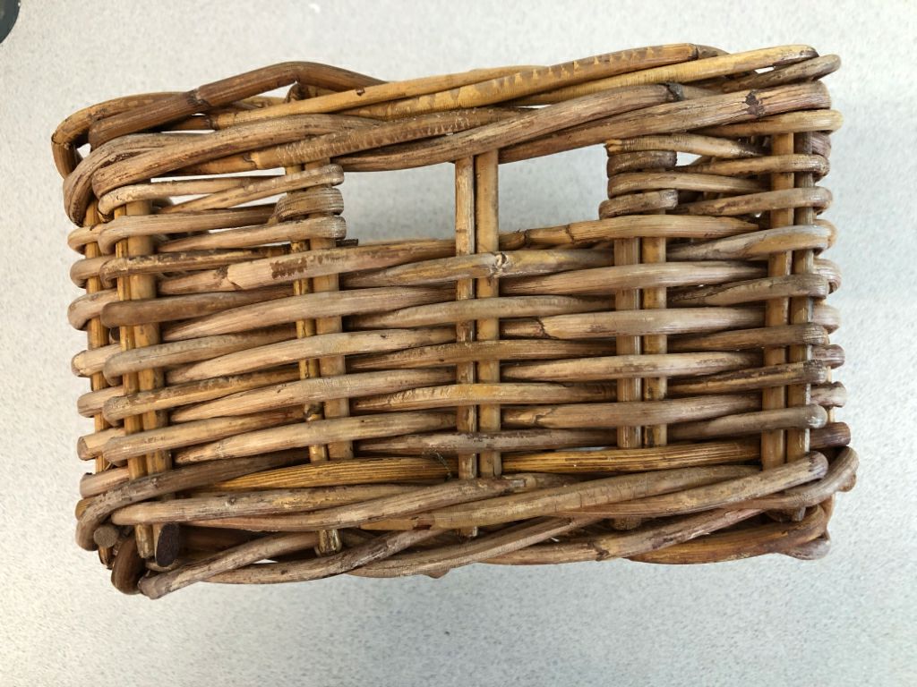 SM BROWN SQUARE WICKER BASKET.