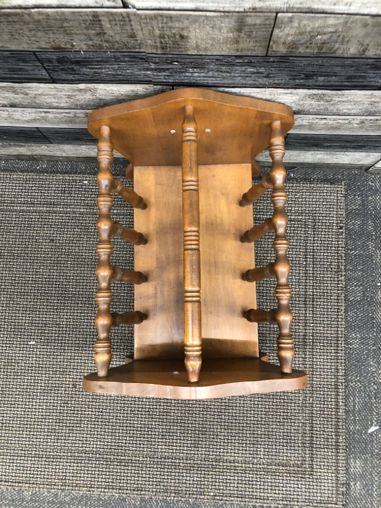 VTG WOOD SPINDLE PATTERN MAGAZINE RACK.