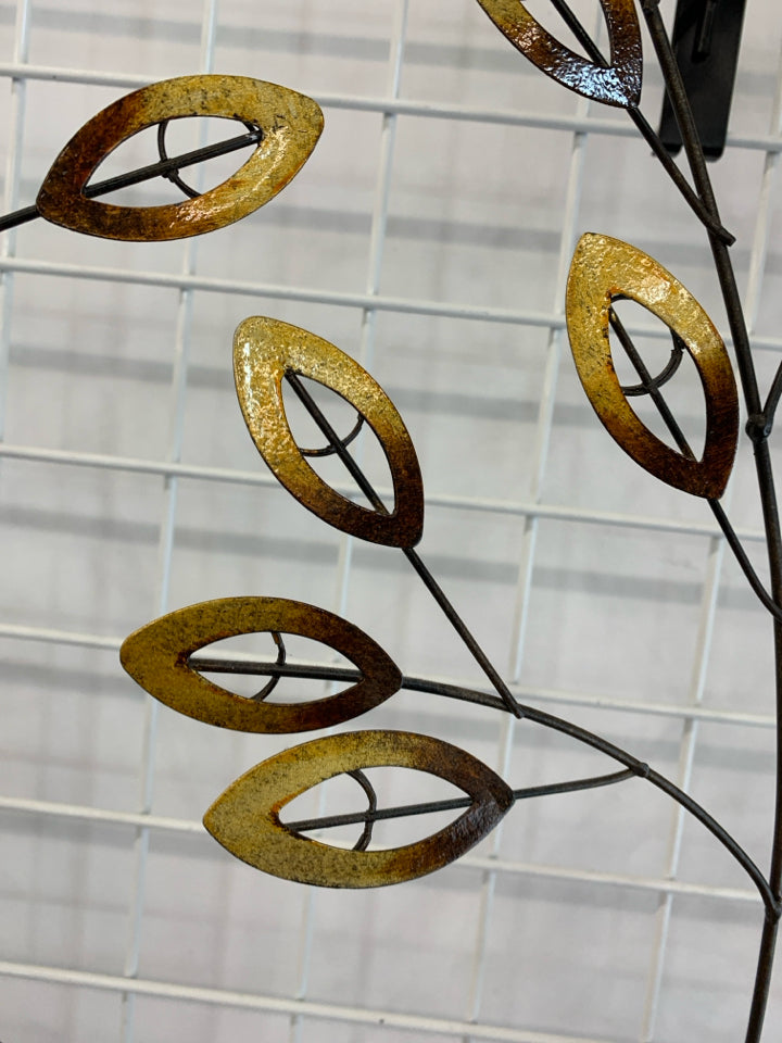 METAL TREE WALL HANGING.