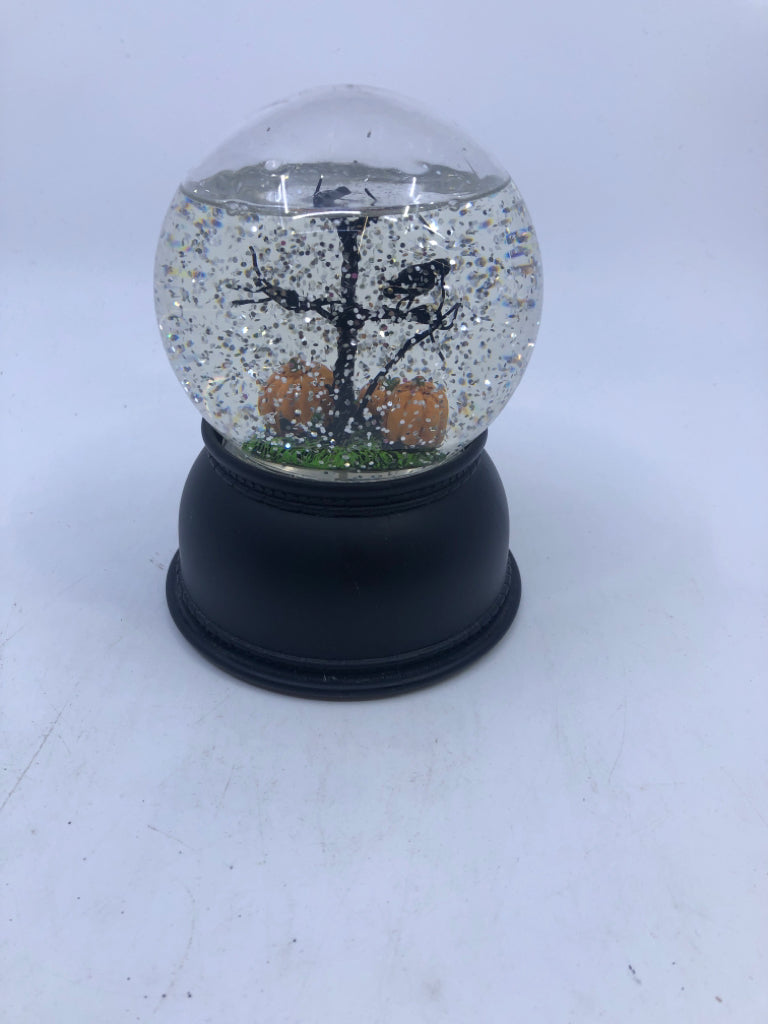 JACK O LANTERN SNOW GLOBE.