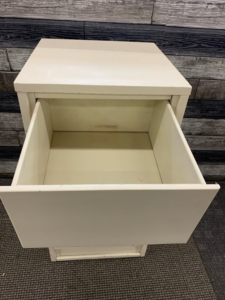 WHITE PAINTED 3 DRAWER SIDE TABLE.