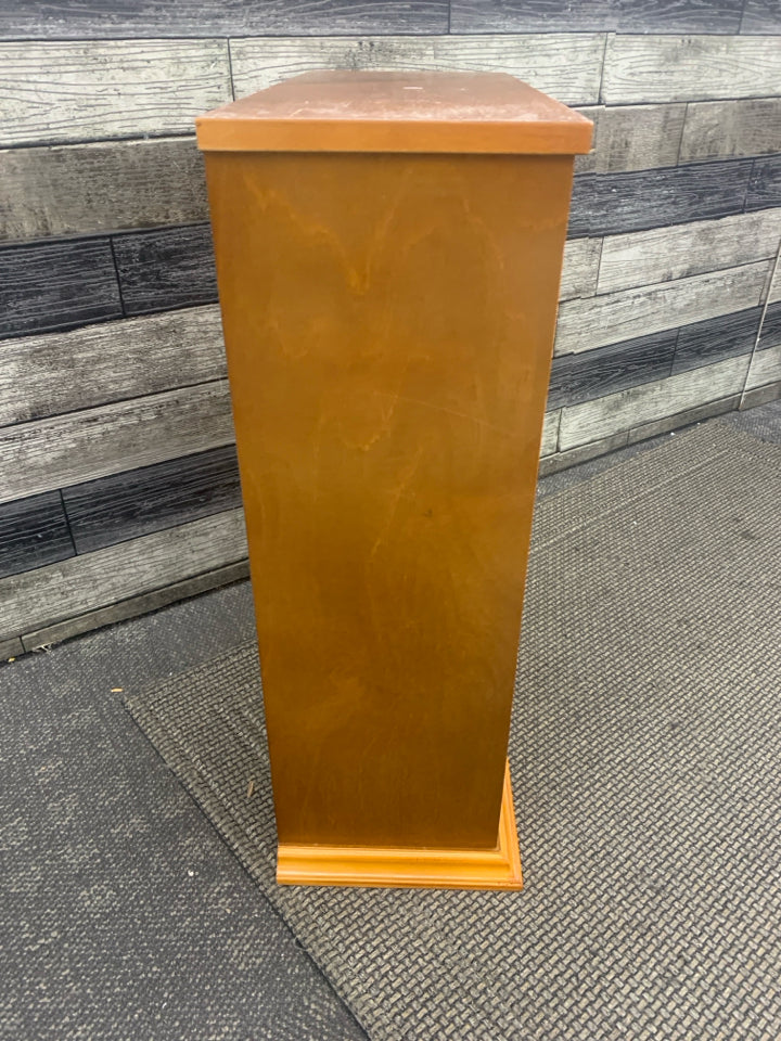 WOOD CABINET 2 SHELVES GLASS DOOR WITH HANDLES.