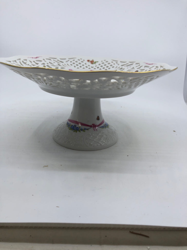 VTG BLUE FLORAL CAKE STAND W LACE EDGES.