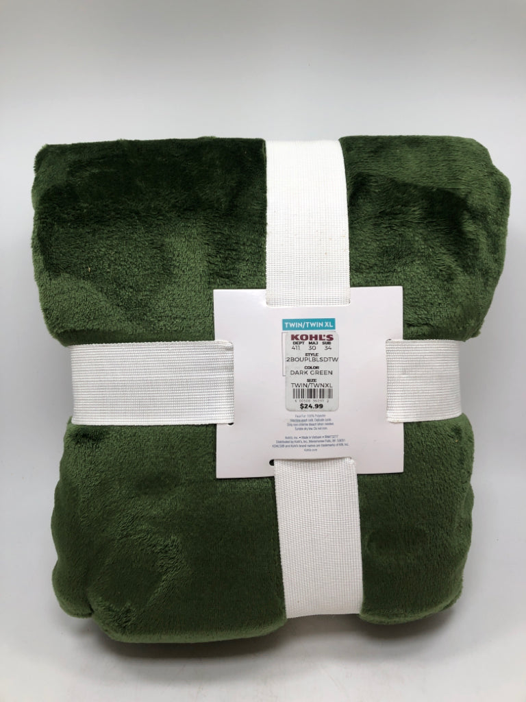 NIP GREEN PLUSH TWIN BLANKET.