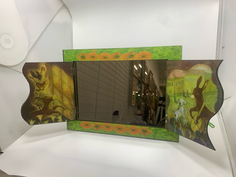 HIDDEN MIRROR W/ANIMALS PLAYING DESIGN.