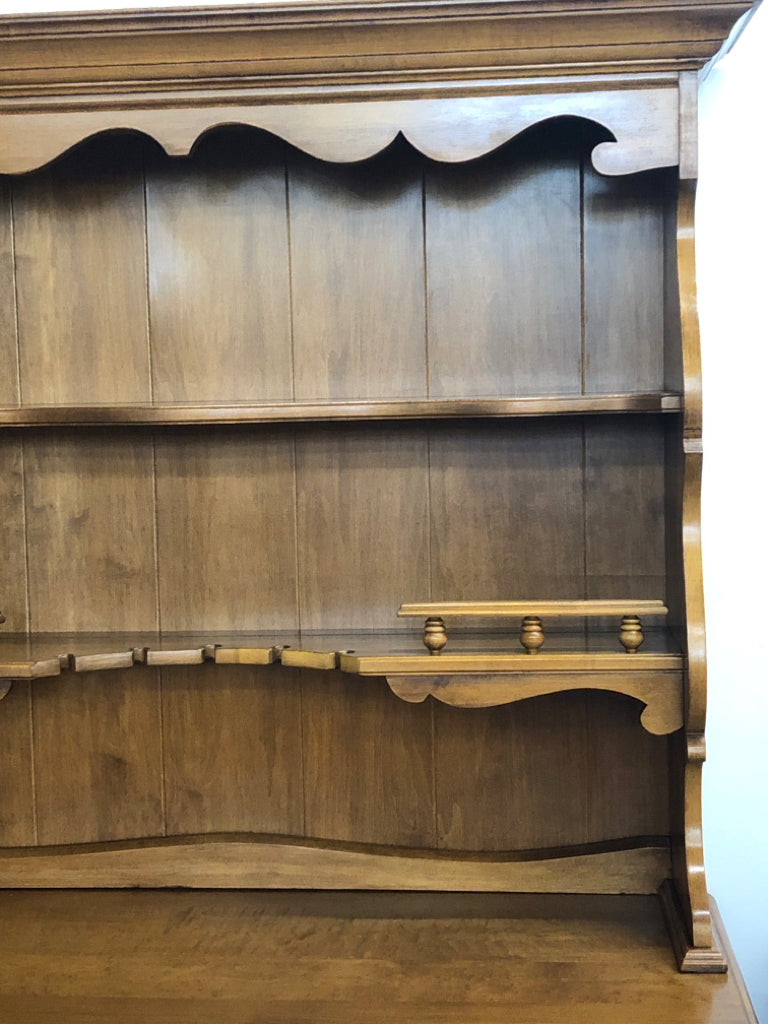 2PC VTG MAPLE BUFFET HUTCH.