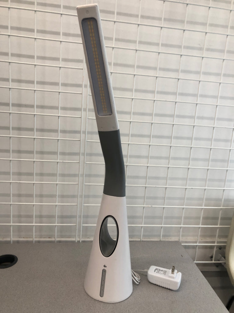 LED DESK LAMP W/FAN.
