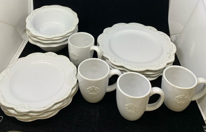 16PC SIMPLE SHABBY CHIC DINING SET.