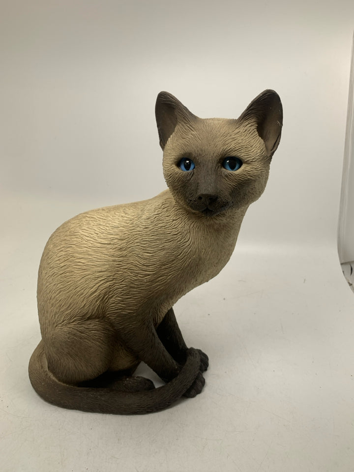 RESIN SITTING SIAMESE CAT.