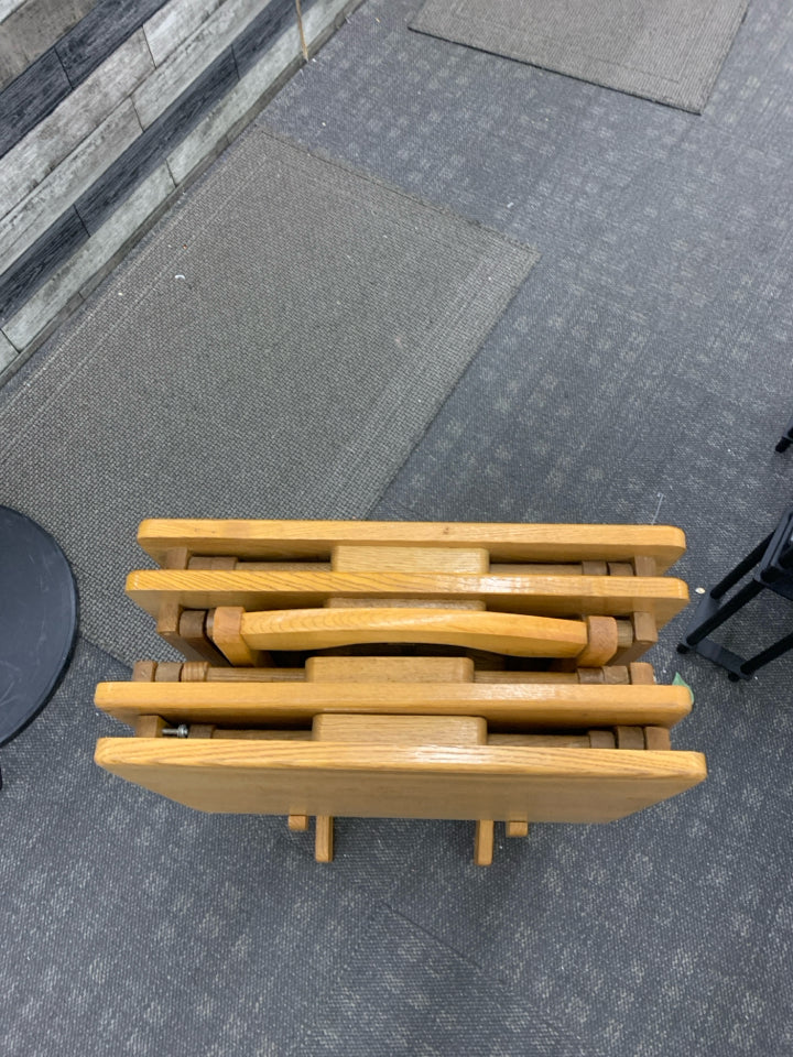 5 PC BLONDE TV TRAYS W/ STAND.