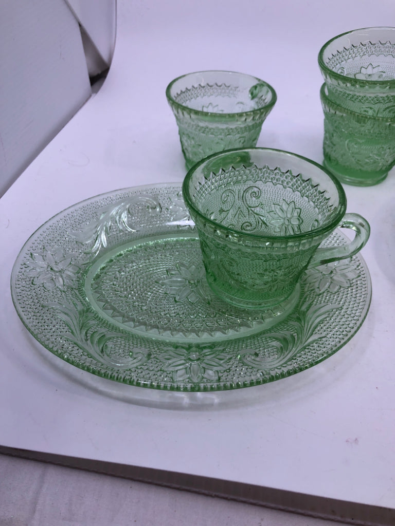 8PC GREEN GLASS SNACK SET: CUPS + PLATES.