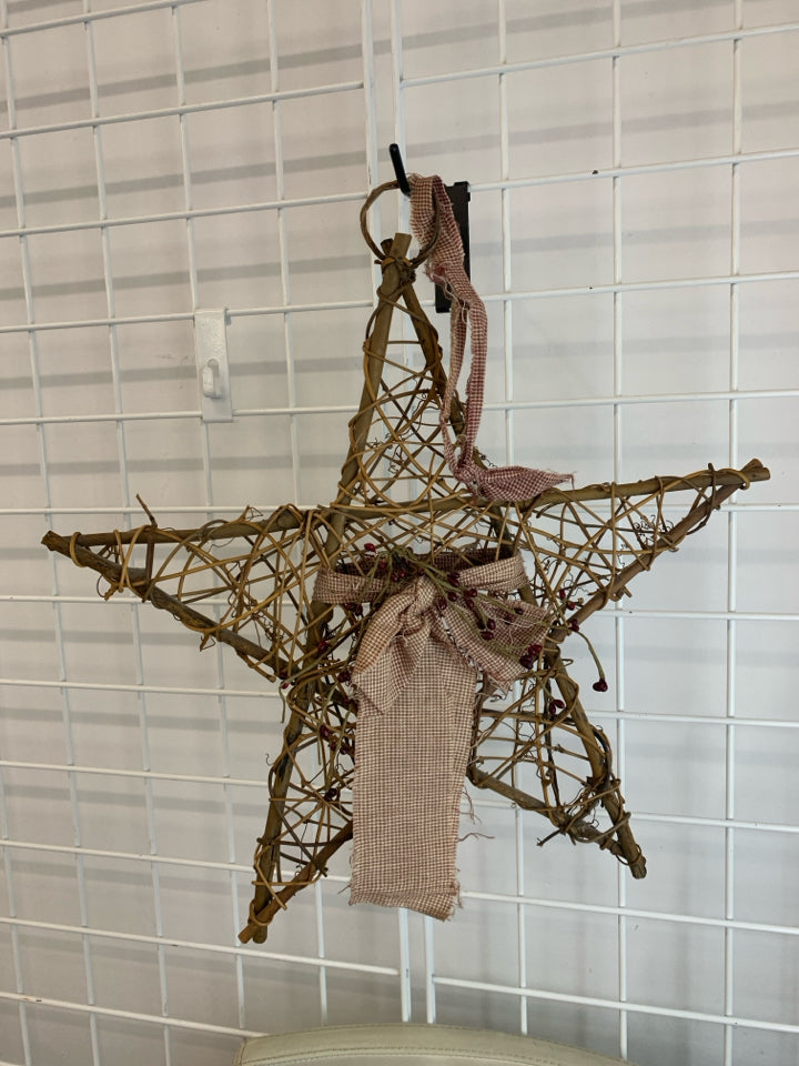 WOVEN TWIG STAR W/PIP BERRIES.