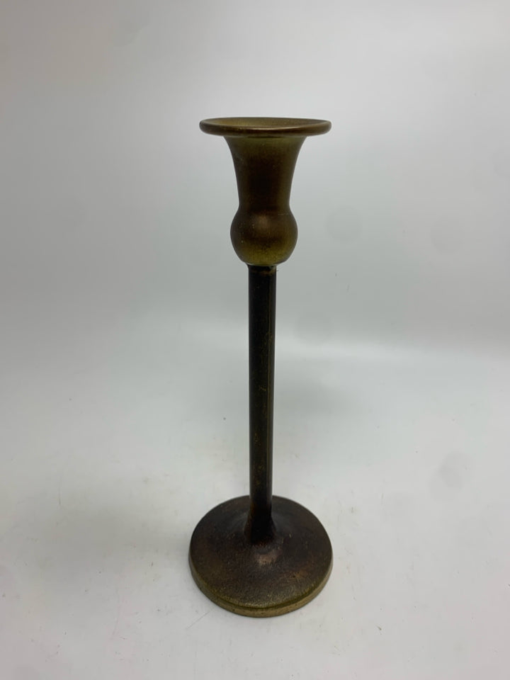 SM VTG STYLE BRASS CANDLESTICK HOLDER.
