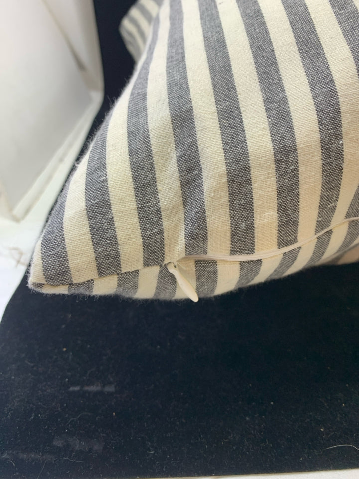 STRIPED PILLOW GRAY&WHITE DOWN FEATHER.