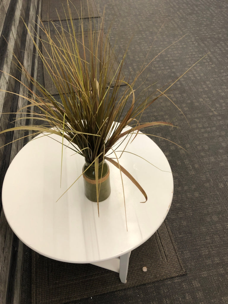 FAUX GRASS IN GREEN VASE W/TWINE.