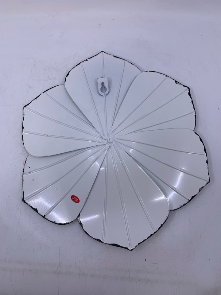 METAL FLOWER DISTRESSED EDGES.