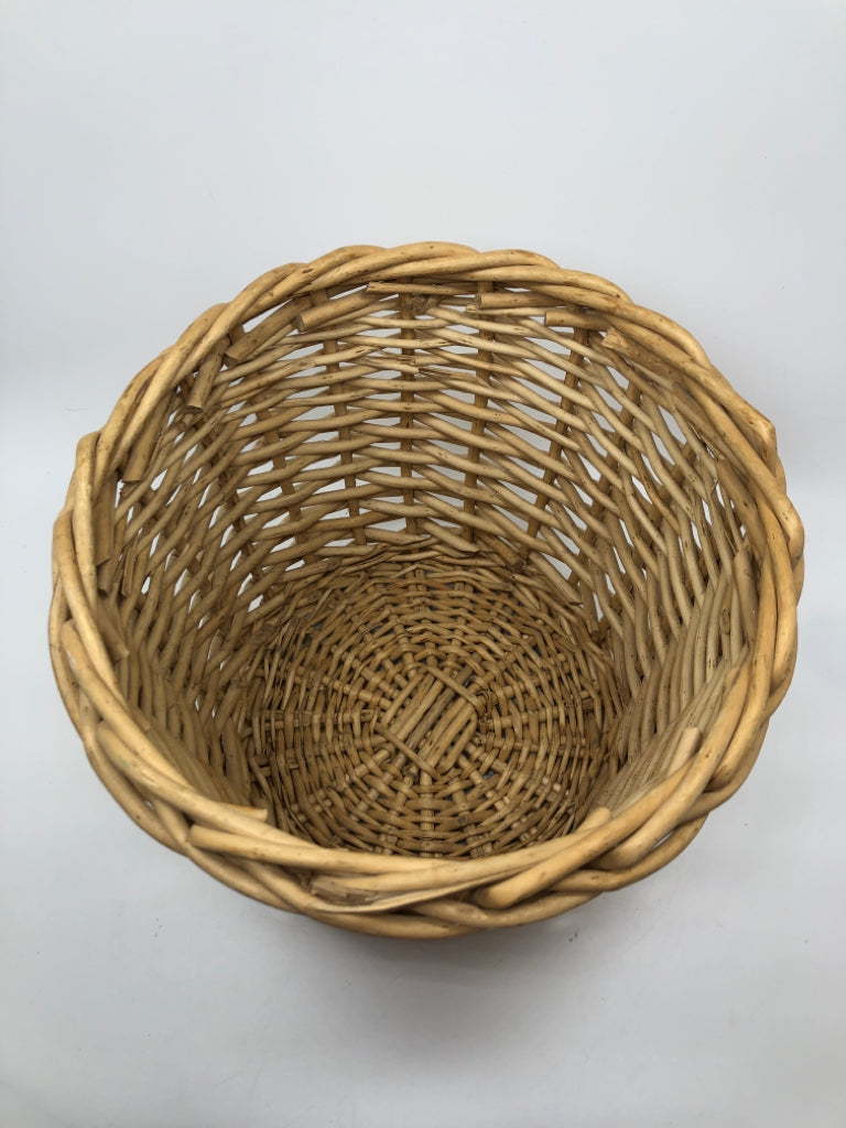 WOVEN WICKER BASKET.