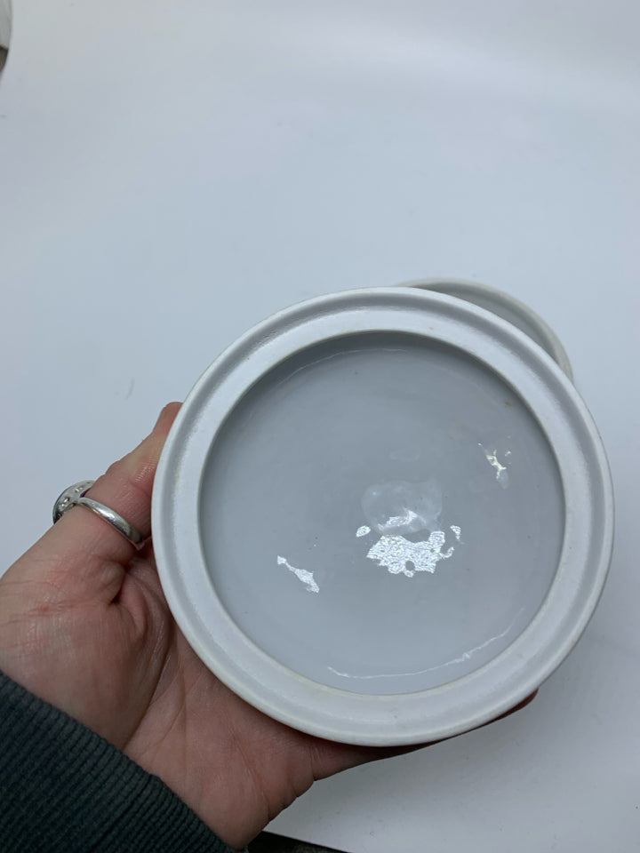 CIRCLE TRINKET BOX W/ SMALL FLORAL DETAILS SILVER RIM.